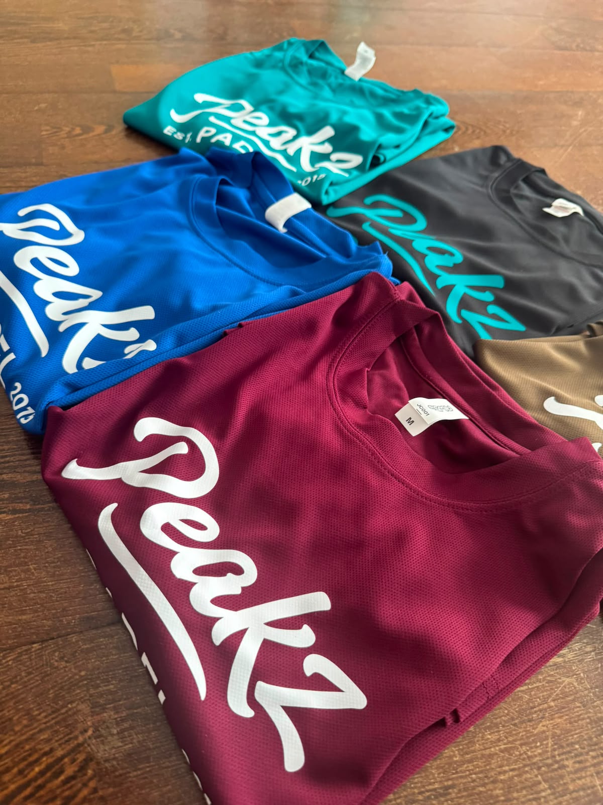 Bedrukte sportshirts in diverse kleuren